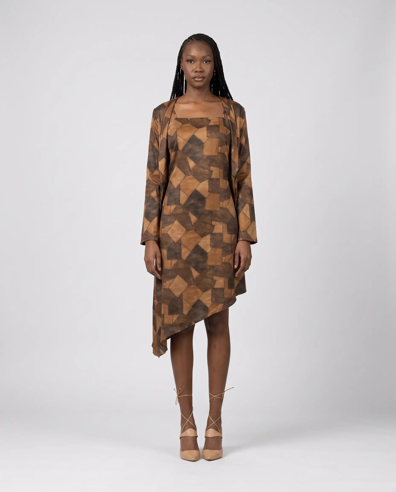 Robe asymétrique imprimée, coupe adaptée à la morphologie